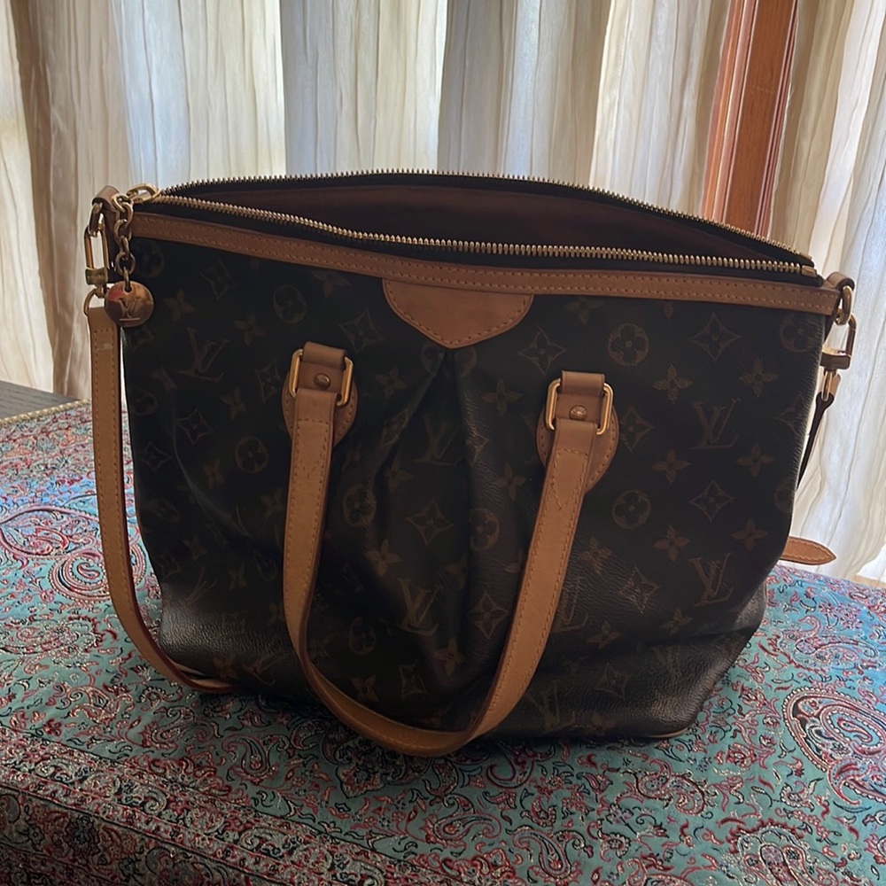 Authentic Louis Vuitton Hand bags excellent condition.